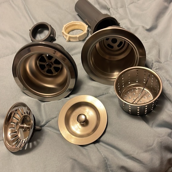 Kitchen sink - Picture 2 of 3